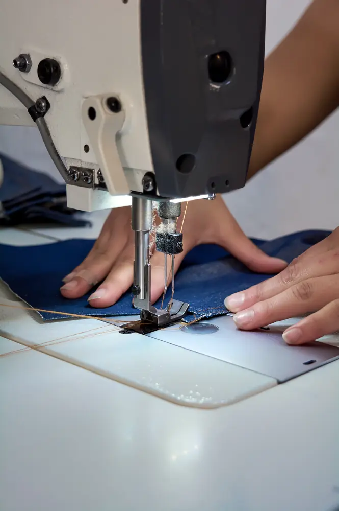 Máquina de coser bordando