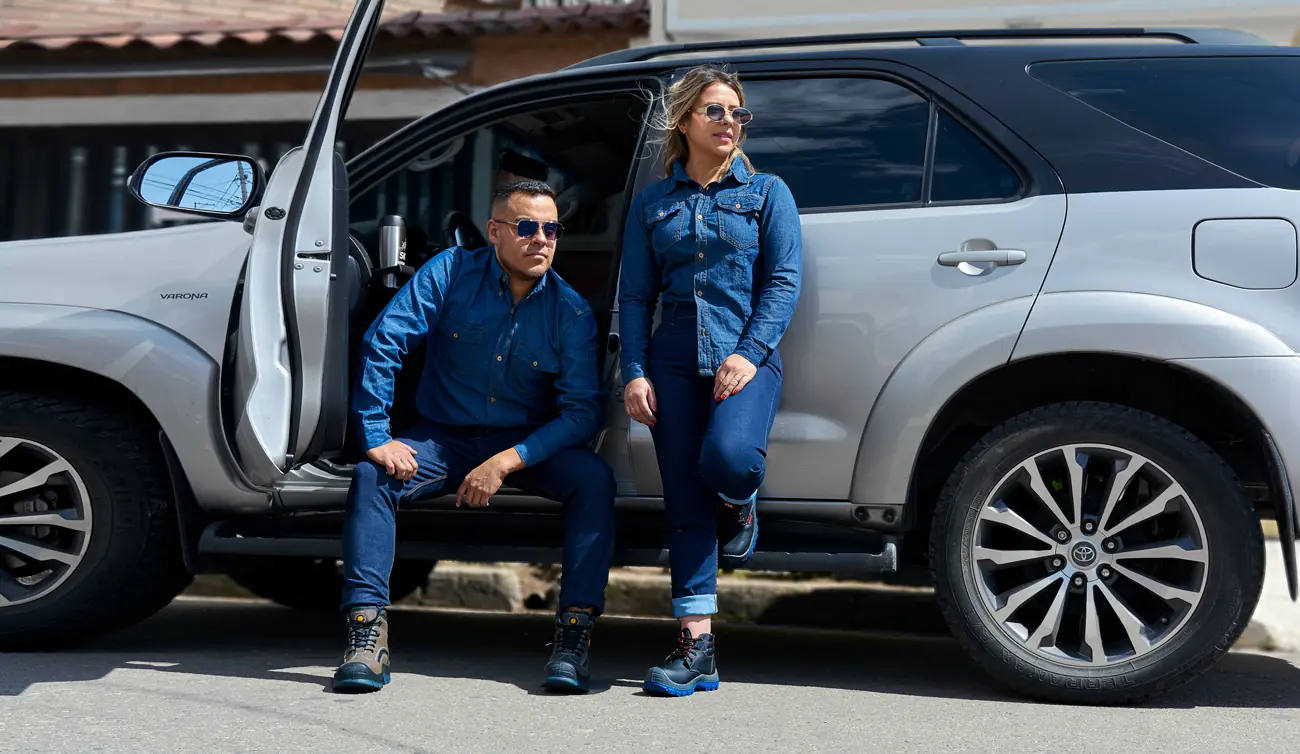 Pareja posando atrás de una camioneta